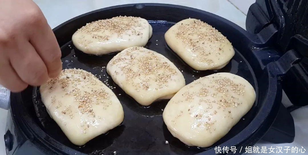 面团|爱吃烧饼的要收藏了,开水一烫,个个松软香甜,学会都能开店了