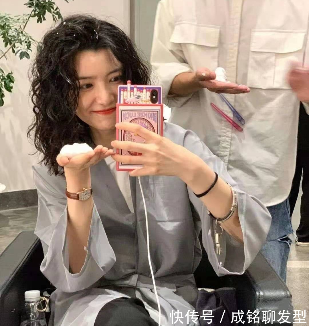 泡沫发蜡|烫卷发适合用弹力素还是泡沫发蜡?方法对都适合,用错还不如不用