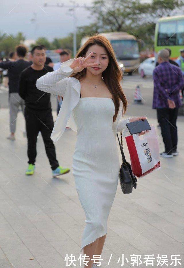 白色连衣裙外加针织外套,青春靓丽,笑容迷人