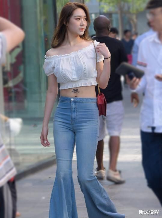 时髦抹胸衣搭配修身喇叭裤, 清凉舒适, 尽显女人味