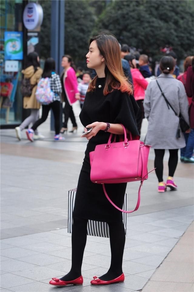 优雅中散发出别致格调，休闲的裙装搭配，到哪都会是一抹风情