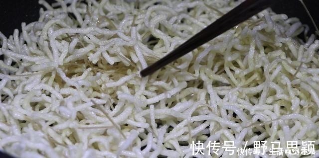 这才是素馅饺子最好吃的做法,教你调馅秘方,吃起来比肉饺子都香