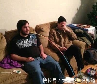 |搞笑图片幽默段子笑话:哈哈,老哥你真的稳,用如此长的吸管喝水