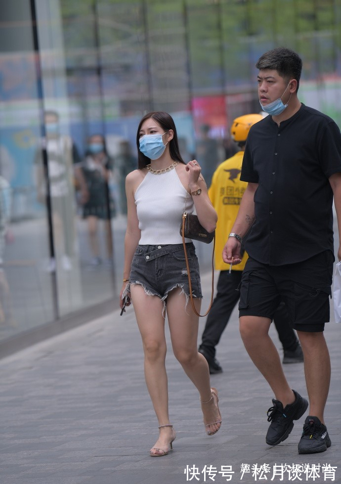 挂脖 挂脖搭配撕裂风“热裤”,既能秀腿又有个性,轻松解决穿搭问题!