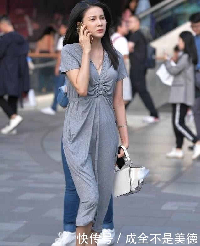 街拍：留下侧影的长发美女，身穿一条白色连衣裙，展现温婉气质