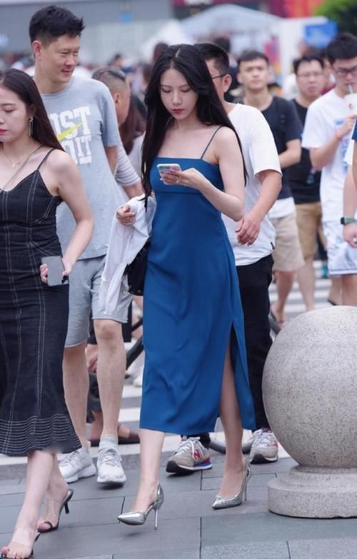 气质美女|气质美女的吊带裙造型，兼顾舒适与美感，让人一见倾心