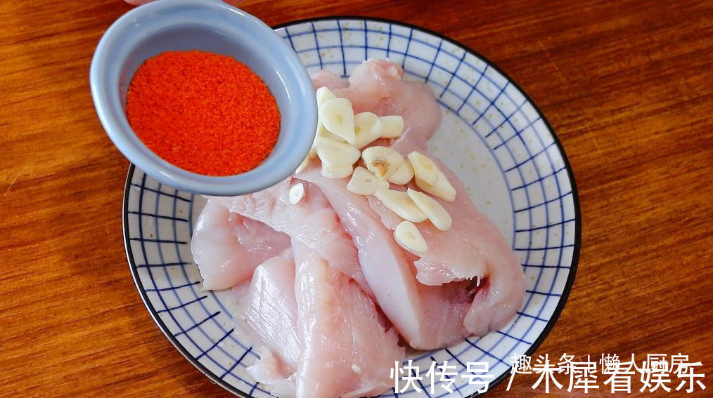 鸡胸肉直接水煮,吃起来肉质柴,教你香煎鸡胸肉的做法,嫩滑多汁