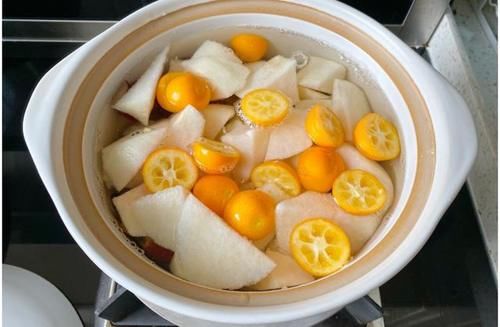 冬季，給家人做上一碗這樣的甜湯，潤肺止咳，價錢低廉