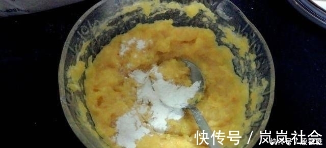 做南瓜派时，不要只记得加糯米粉，多加这两步，简单可口