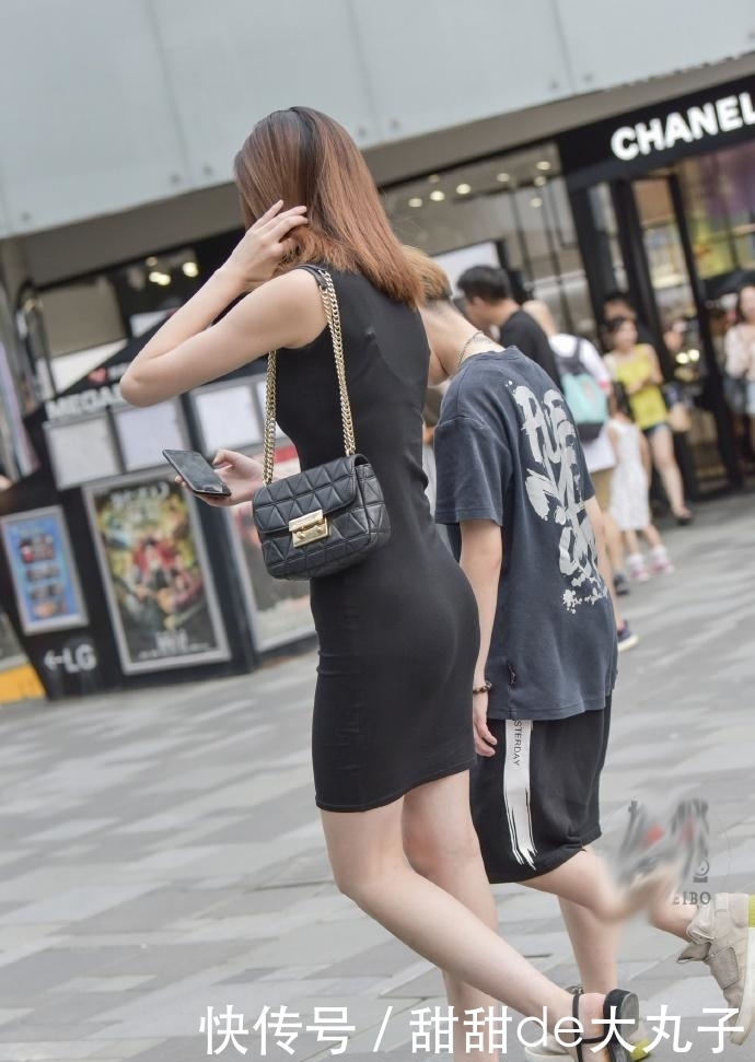 街拍: 裙子修饰身材的同时还展现了你很是优雅又自信的美!