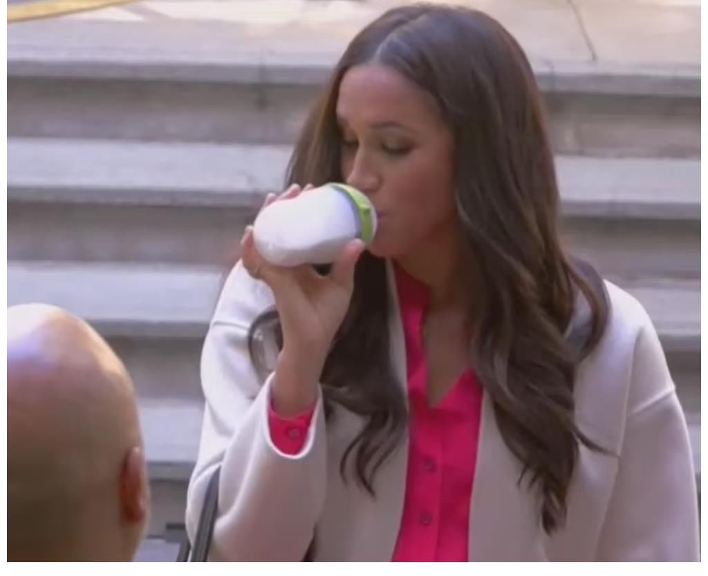 凯特亮相皇家综艺表演惊艳全场,梅根在街头学猫叫用奶瓶喝牛奶