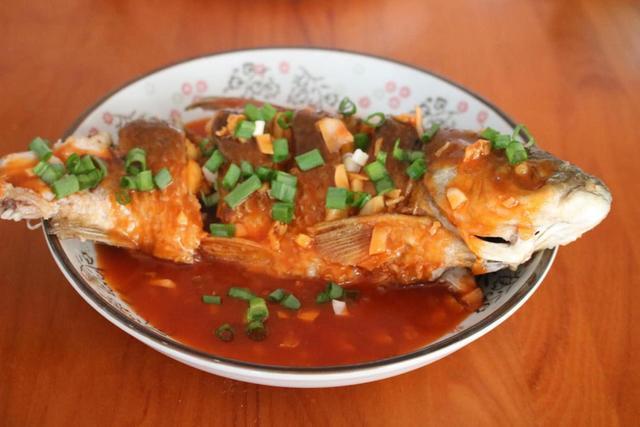 吃鱼时第一筷子夹哪里,就能看出他的性格,自私的人都会夹这块