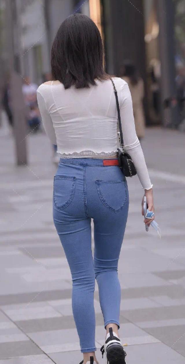 前卫 黑色露肩上衣搭配黑色打底裤,搭配很和谐,深受人们喜爱