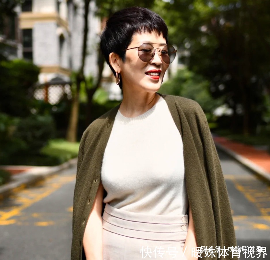 博主|老年人别总烫小卷发型,学学三位60岁时髦奶奶的减龄发型,超洋气