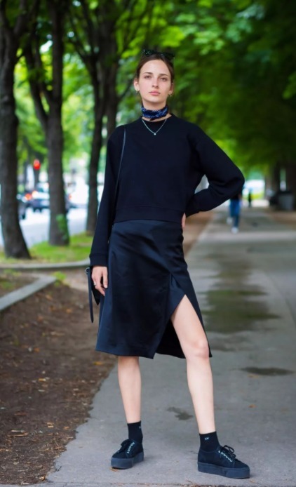 黑色|35岁的薇娅身材高挑纤瘦,穿黑T恤搭配黑色破洞工装裤,又飒又美