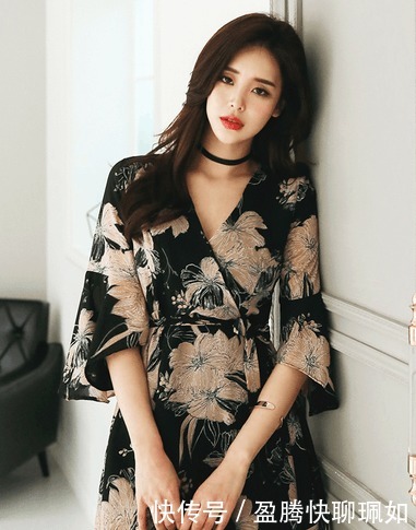 柔美|小姐姐爱穿碎花短裙,勾勒性感曲线,增添了女人妩媚的气息