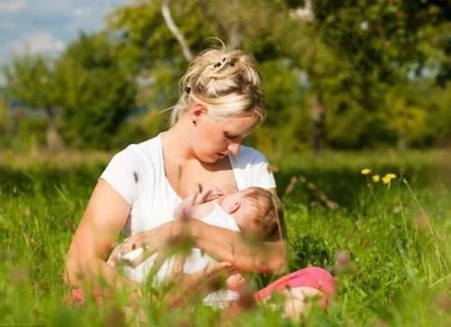 宝妈|50岁“冻龄奶奶”火了,背影像少女,带娃遛弯被误认为是宝妈