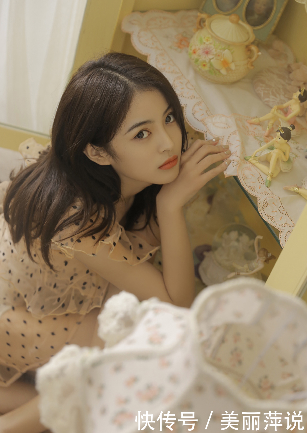 白嫩|美女写真透明纱裙美女白嫩美腿性感写真图片