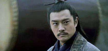 火箭|诸葛亮草船借箭时,曹操为何不敢放火箭鲁肃孔明早已看透!