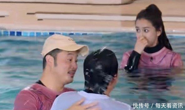 汪苏泷 杨颖接受惩罚落入水中,抬起头时鼻子突然“变形”伸手救场都晚