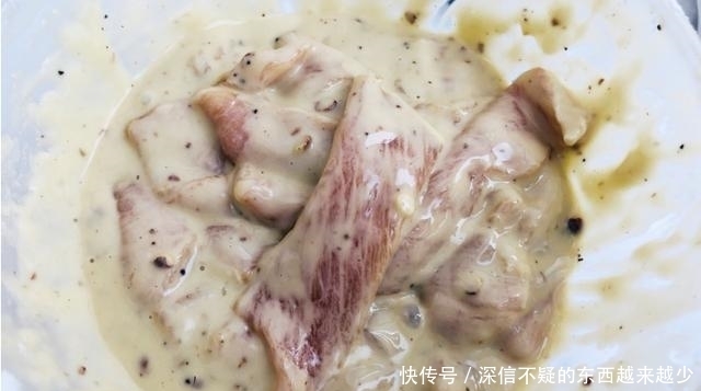 炸酥肉时,不要直接下锅炸,多做一步,酥肉鲜香好吃,越嚼越香