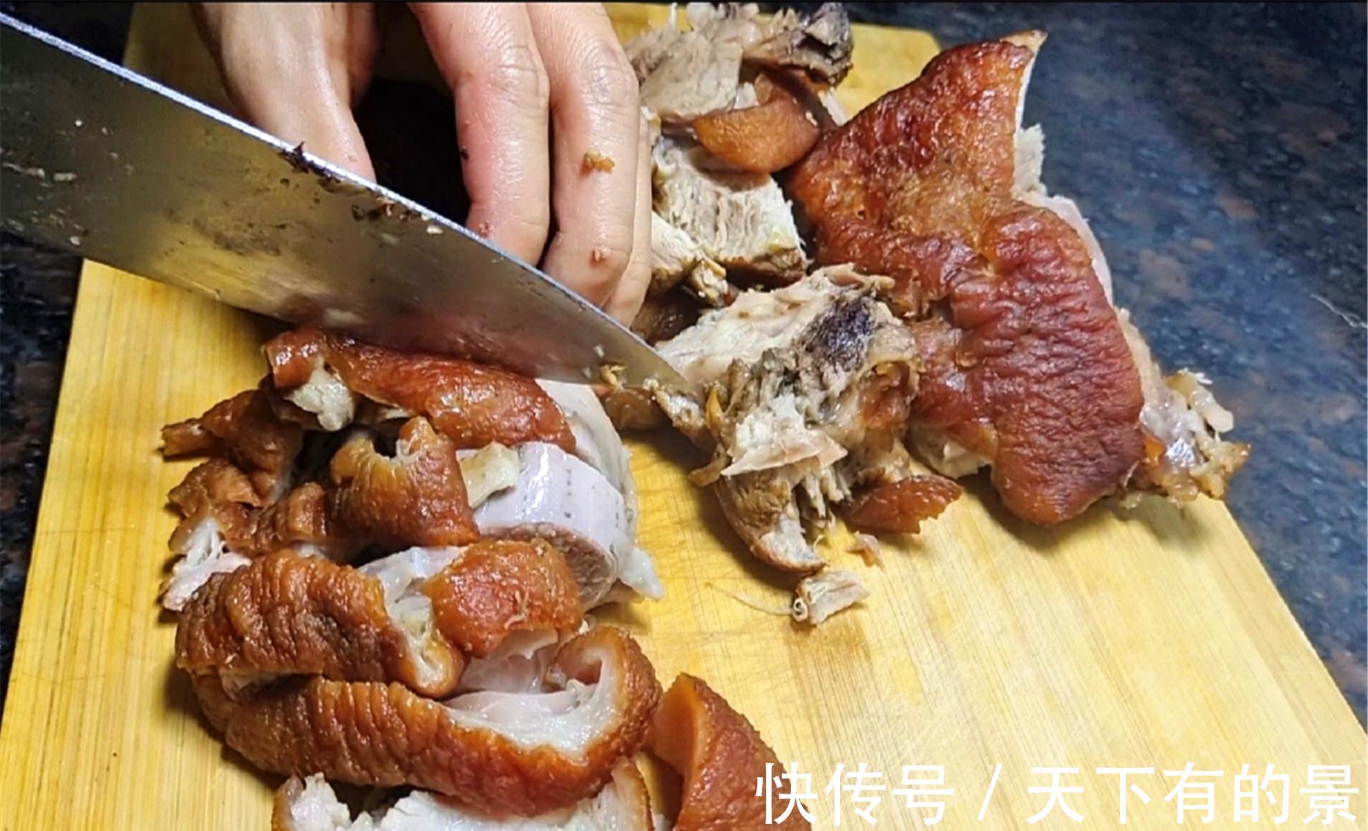 灵魂|贵州酸菜蹄膀做法来了，先油炸再慢卤，配上一碗灵魂蘸水，绝了