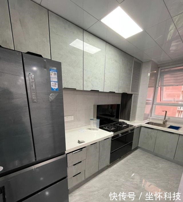 灰色|新家正式装修结束,不请设计师效果也很满意,选择灰色瓷砖很聪明