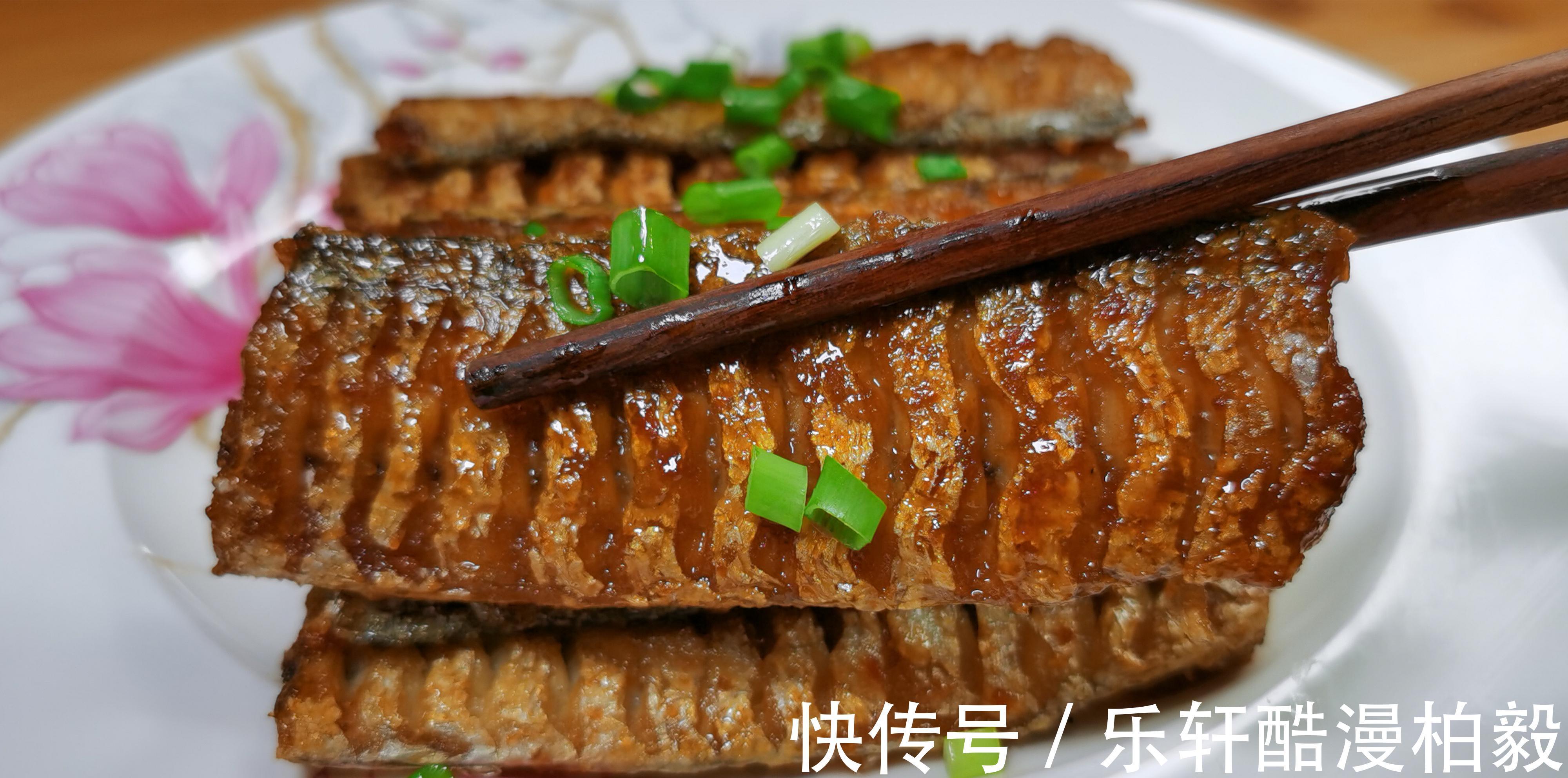 在家做糖醋带鱼，想要好吃有技巧，鱼肉入味无腥味，上桌就光盘