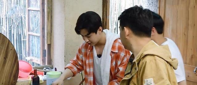 张艺兴|《向往5》终于宠幸黄磊了，连续帮他实现两个愿望，不再是工具人