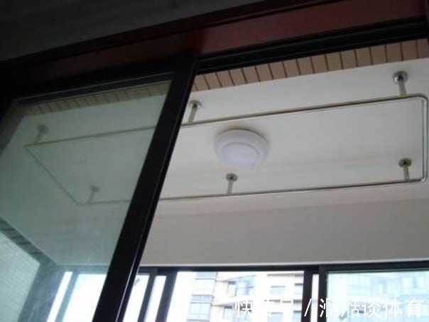 晾衣杆|老公装修阳台时,硬把晾衣杆装在一边,入住才知道有多实用!