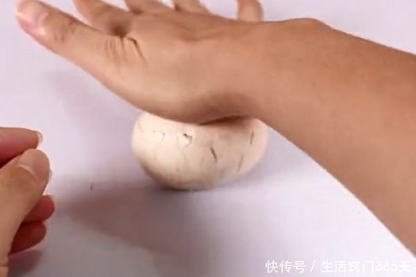 这是我见过最快剥鸡蛋的方法，3秒轻松剥出完整鸡蛋，太方便了