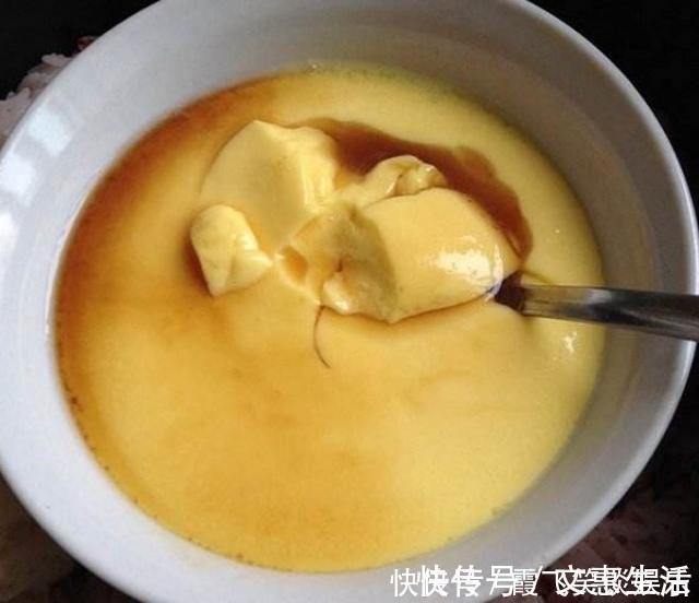 蒸鸡蛋羹不要直接加水，蒸前多加这一步，鸡蛋又滑又嫩无蜂窝！