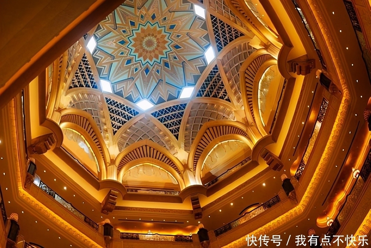 世界唯一的八星级酒店,花费30多亿美元建造,游客:国王般待遇!