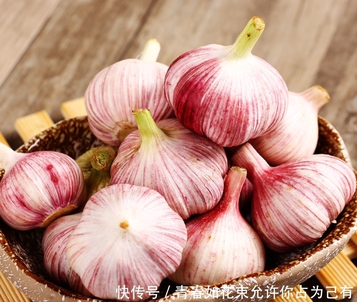 买大蒜,白皮的好还是紫皮的好?老蒜农教你4个技巧,别再买错了