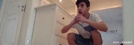 跑步|瘦小伙坚持1个月的俯卧撑、深蹲、仰卧起坐，每天10公里跑步