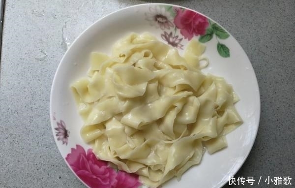 抠门|6个人只吃一盘菜,以为同事抠门,菜一上桌大家纷纷掏出手机