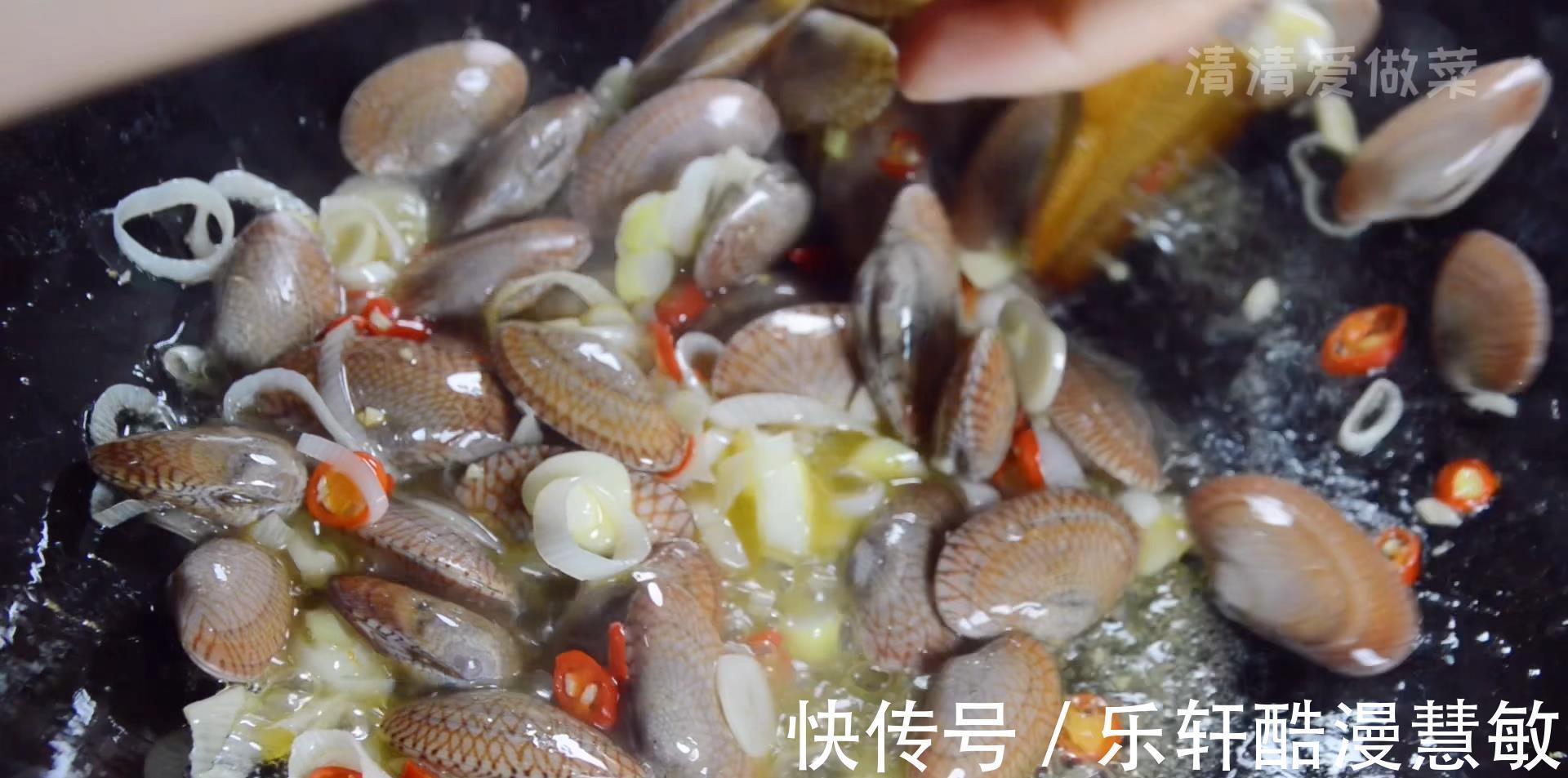炒花蛤，别只会直接下锅焯水了，教你一招，花蛤干净又过瘾