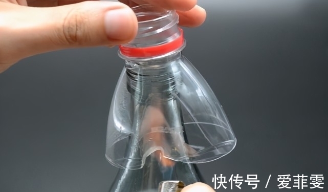 玻璃瓶上套一个塑料瓶，解决了大家都困扰的一个问题，实用又省钱