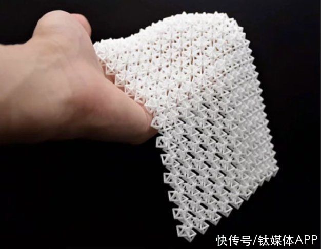 链甲|Nature：“反牛顿”的高科技版“软猬甲”问世，一作为华人科学家