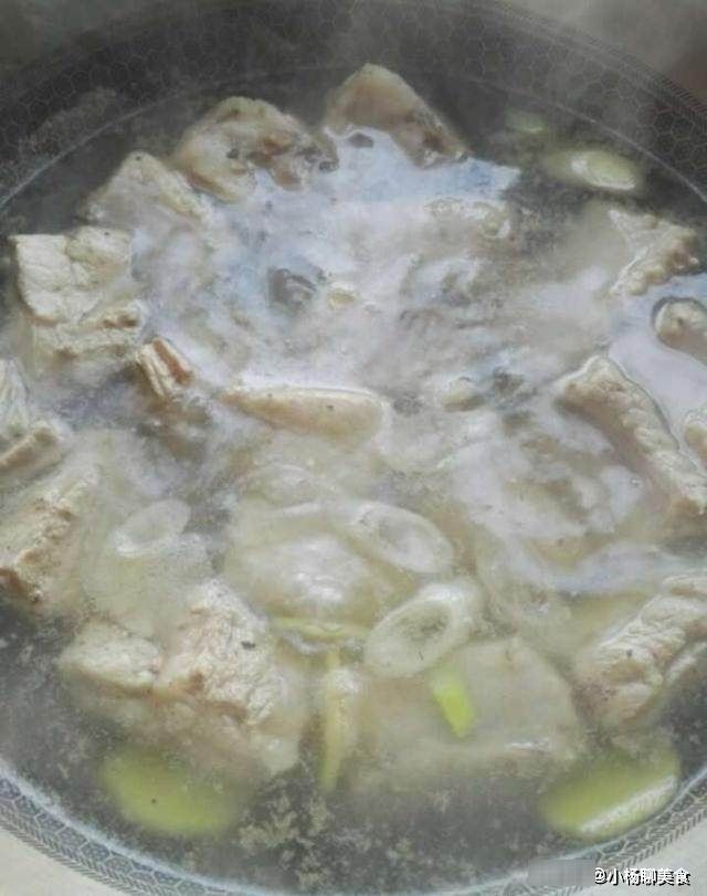 错误|炖排骨汤,多数人易出错的3个操作!肉质腥柴不鲜嫩,别乱炖汤了
