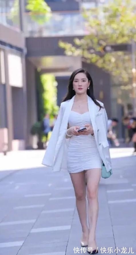 三色系 白色的褶皱抹胸裙外搭白色的西装,穿出了清新优雅又帅气的美