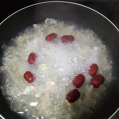 莲子银耳羹|牛奶银耳莲子羹