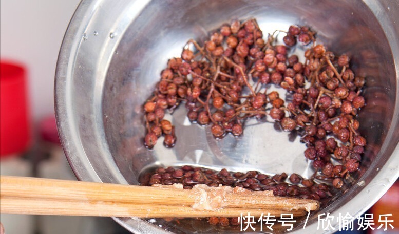 调白菜馅,用盐杀水是错的,牢记1个诀窍,白菜爽脆多汁,不出水!