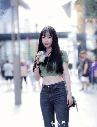 青春 深绿色背心搭配高腰牛仔裤,青春美丽,时尚感十足