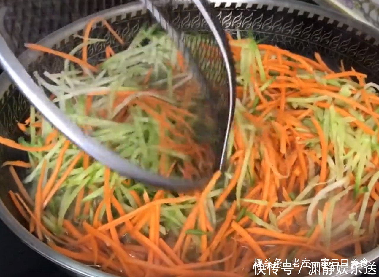 萝卜丸子最正宗的做法,一滴水都不加,学会这方法酥脆不油腻