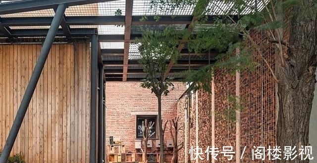 翻新|老宅翻新，用拆下来的红砖搭建4m高围墙，废旧瓦片铺地，结实耐看