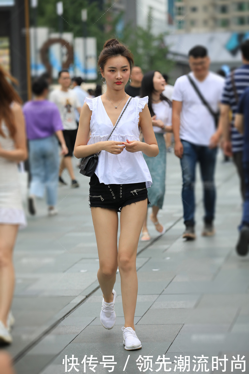 小姐姐|街拍:黑白经典搭配的精致小姐姐,肤白貌美,丸子头清新可人!