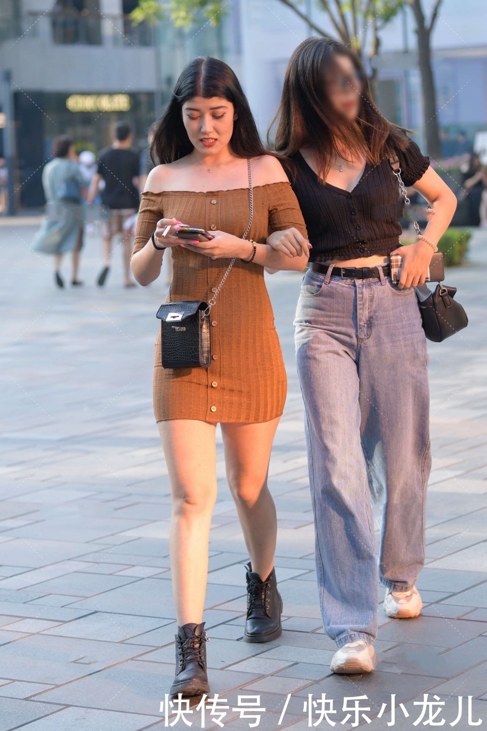 连衣裙 棕色一字肩连衣裙，针织面料的质地，让其更显温婉气质