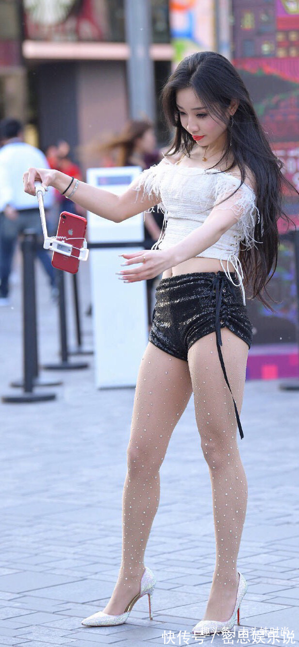 热裤 白色一字肩上衣搭配黑色热裤，时尚妩媚，完美秀出好身材