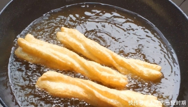 家庭自制放心小油条:不加明矾泡打粉,外酥里嫩,比买的还好吃